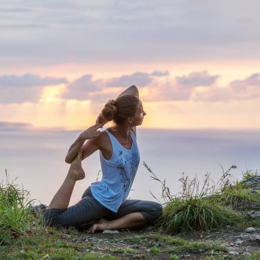 Kafkas kadın pratik yoga, deniz kıyısı