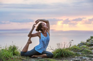 Kafkas kadın pratik yoga, deniz kıyısı