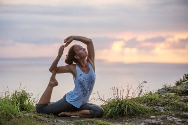 Kafkas kadın pratik yoga, deniz kıyısı