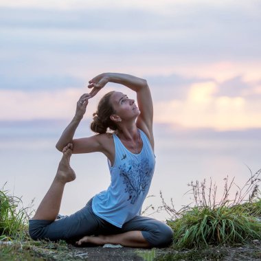 Kafkas kadın pratik yoga, deniz kıyısı