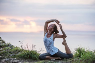 Kafkas kadın pratik yoga, deniz kıyısı