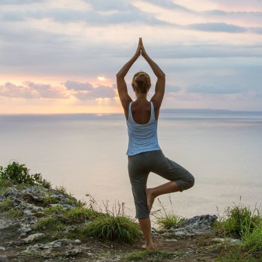 Kafkas kadın pratik yoga, deniz kıyısı