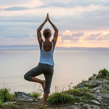 Kafkas kadın pratik yoga, deniz kıyısı