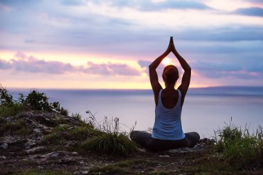 Kafkas kadın pratik yoga, deniz kıyısı