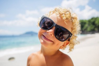  çocuk sahilde oynuyor