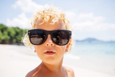  çocuk sahilde oynuyor