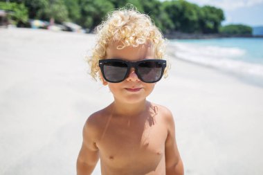  çocuk sahilde oynuyor