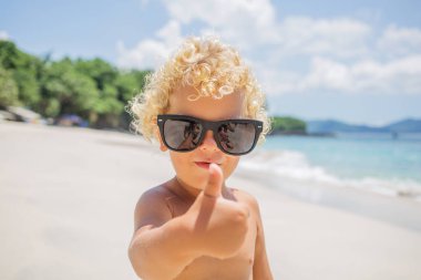  çocuk sahilde oynuyor