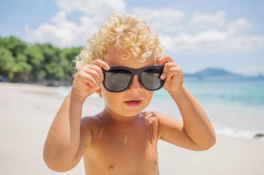  çocuk sahilde oynuyor