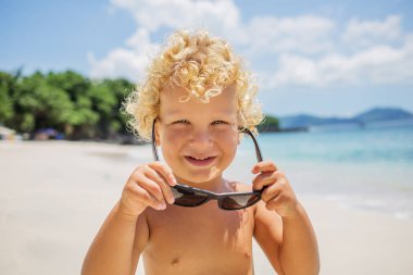  çocuk sahilde oynuyor