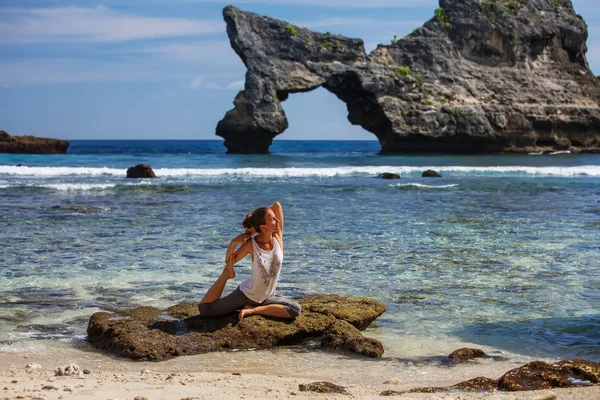 Wanita kaukasia berlatih yoga di pantai — Stok Foto