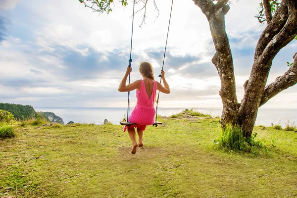 Kvinna svänger på en gunga på en tropisk ö — Stockfoto