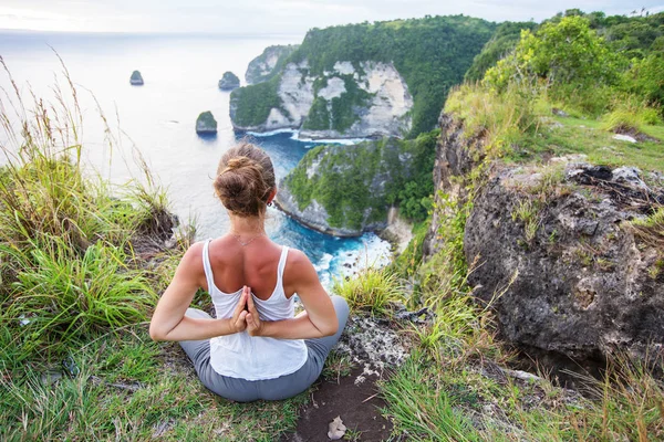 Mujer caucásica practicando yoga en la orilla del mar — Foto de Stock