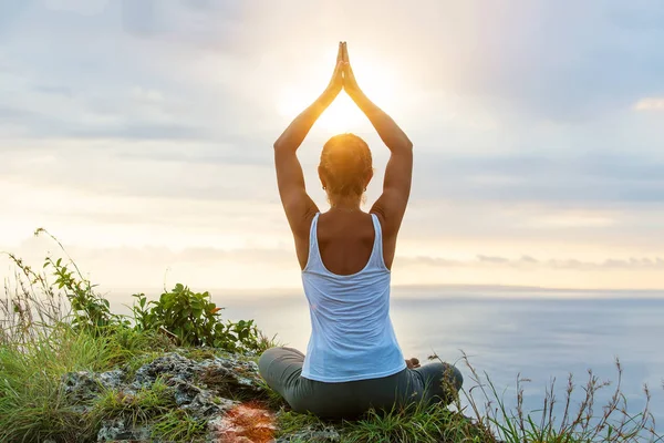 Kaukasische Frau praktiziert Yoga an der Küste — Stockfoto