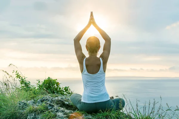 Femme caucasienne pratiquant le yoga au bord de la mer — Photo