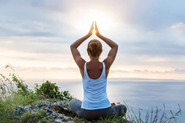 Kaukasische Frau praktiziert Yoga an der Küste — Stockfoto