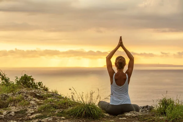 Mujer caucásica practicando yoga en la orilla del mar — Foto de Stock