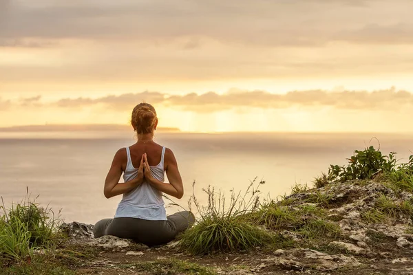 Kaukasische Frau praktiziert Yoga an der Küste — Stockfoto