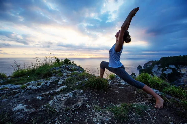 Mujer caucásica practicando yoga en la orilla del mar — Foto de Stock