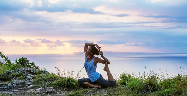 Donna caucasica che pratica yoga in riva al mare — Foto Stock