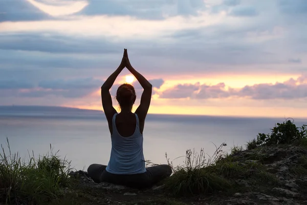 Mujer caucásica practicando yoga en la orilla del mar — Foto de Stock