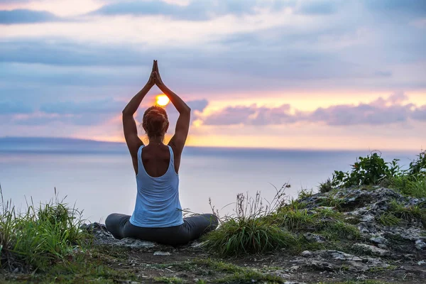 Mujer caucásica practicando yoga en la orilla del mar — Foto de Stock