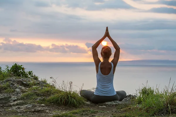 Mujer caucásica practicando yoga en la orilla del mar — Foto de Stock