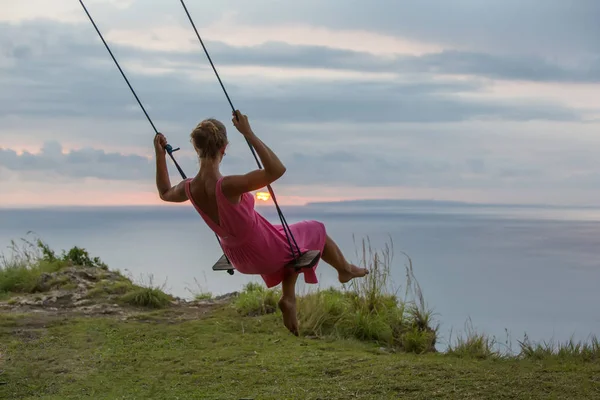 Kobieta swinging na huśtawce na tropikalnej wyspie — Zdjęcie stockowe