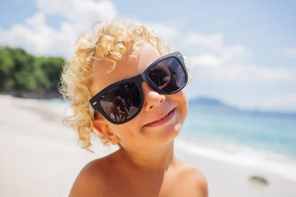 Chłopiec grają na plaży — Zdjęcie stockowe