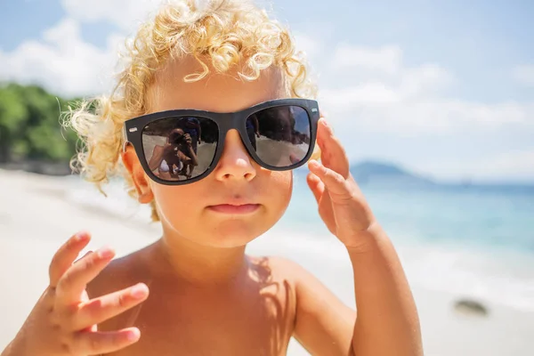 Chico están jugando en la playa — Foto de Stock