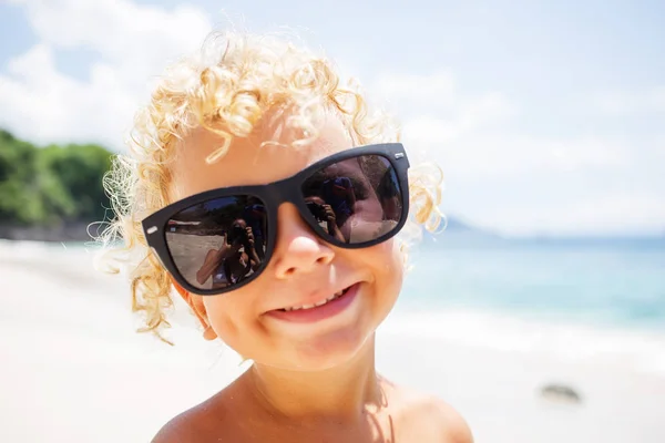 Chłopiec grają na plaży — Zdjęcie stockowe