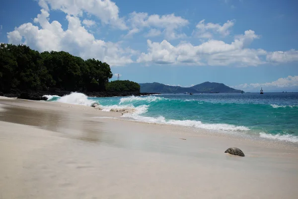 Hermosa playa de arena blanca, Bali, Indonesia — Foto de Stock