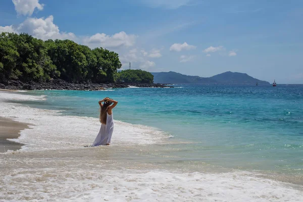 Mulher feliz em vestido branco em férias de praia tropical — Fotografia de Stock