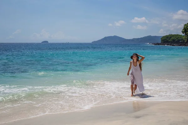 Mulher feliz em vestido branco em férias de praia tropical — Fotografia de Stock