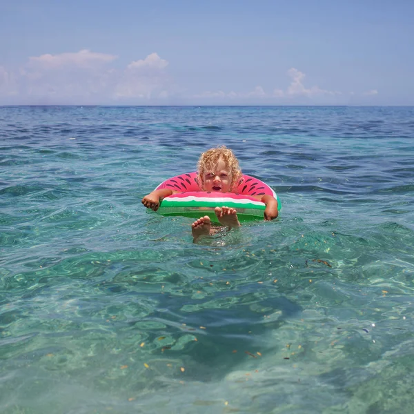 Un chico se está divirtiendo en la orilla del mar — Foto de Stock