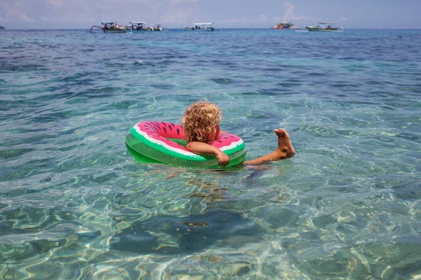 Un chico se está divirtiendo en la orilla del mar — Foto de Stock