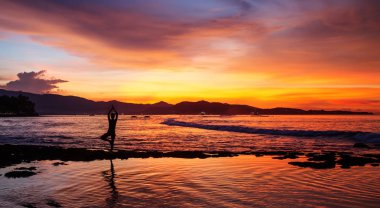 Kafkas kadın pratik yoga, deniz kıyısı