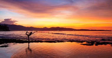 Kafkas kadın pratik yoga, deniz kıyısı