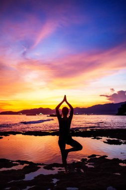 Kafkas kadın pratik yoga, deniz kıyısı