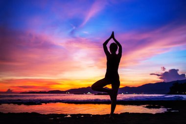 Kafkas kadın pratik yoga, deniz kıyısı