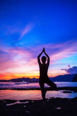 Kafkas kadın pratik yoga, deniz kıyısı