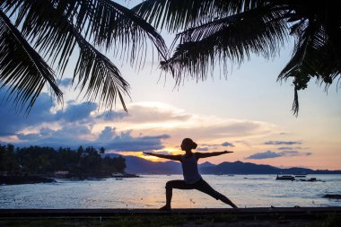Kafkas kadın pratik yoga, deniz kıyısı
