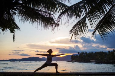 Kafkas kadın pratik yoga, deniz kıyısı