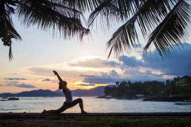 Kafkas kadın pratik yoga, deniz kıyısı