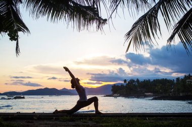 Kafkas kadın pratik yoga, deniz kıyısı