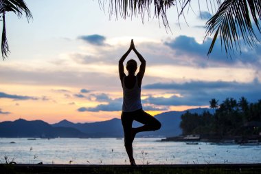 Kafkas kadın pratik yoga, deniz kıyısı