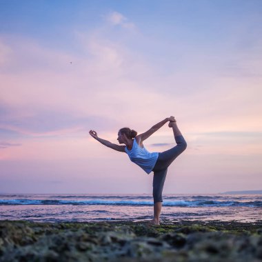 Kafkas kadın pratik yoga, deniz kıyısı