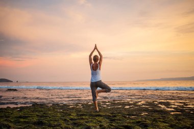Kafkas kadın pratik yoga, deniz kıyısı