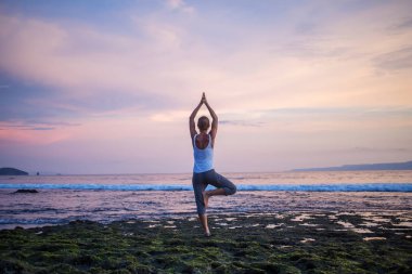 Kafkas kadın pratik yoga, deniz kıyısı