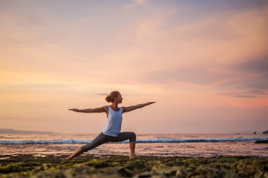 Kafkas kadın pratik yoga, deniz kıyısı